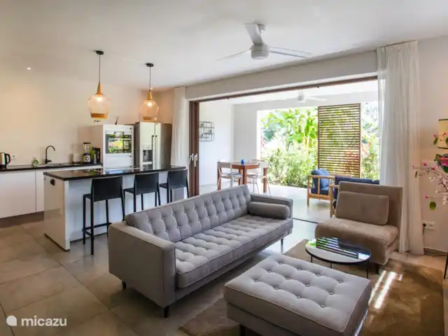 Jan Sofat LUX A09, rez-de-chaussée | Curaçao, Banda Ariba (est), Jan Sofat - appartement Salon, cuisine et terrasse, à travers les portes coulissantes, l'intérieur et l'extérieur coulent de manière transparente.