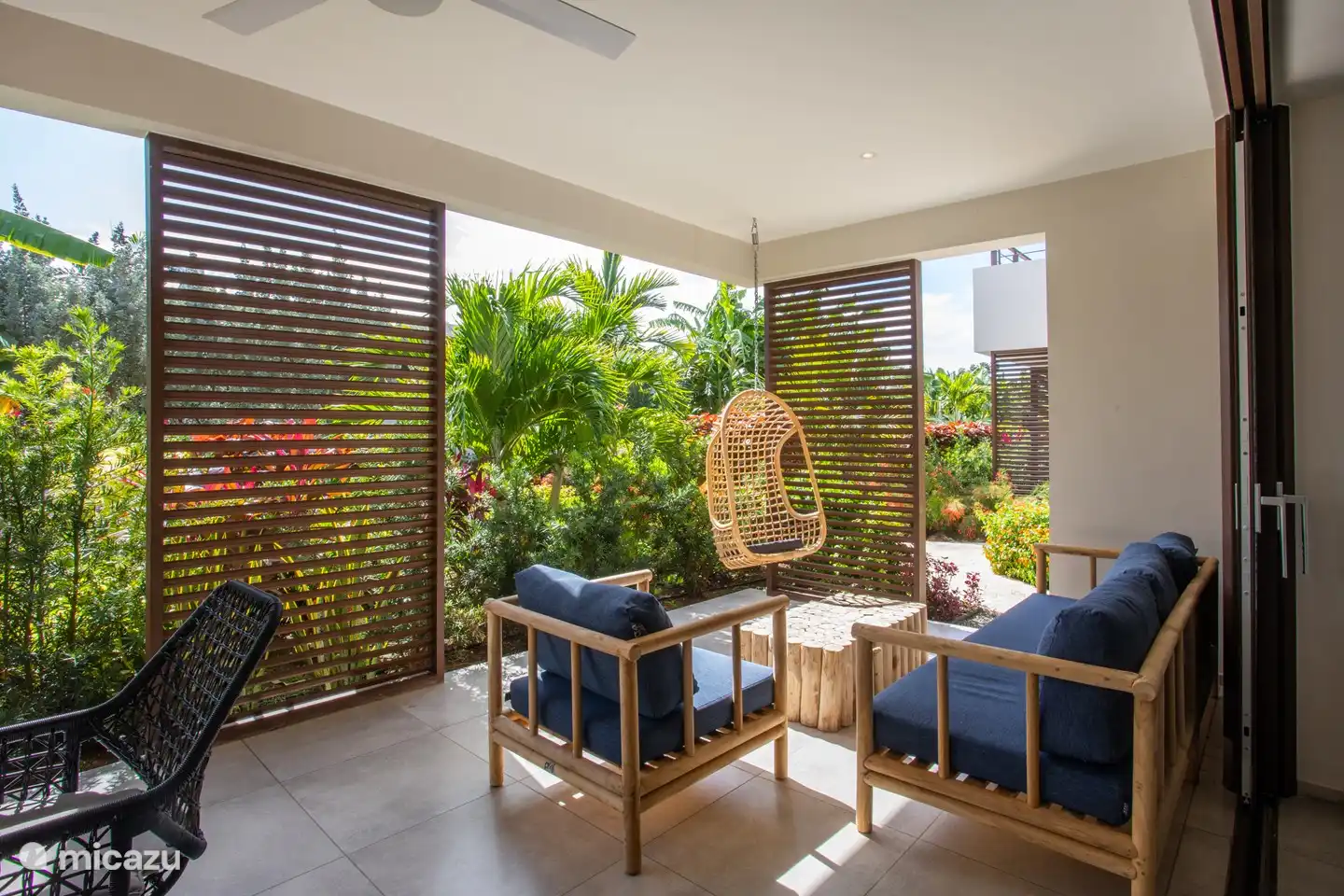 Terras met comfortabele loungeset