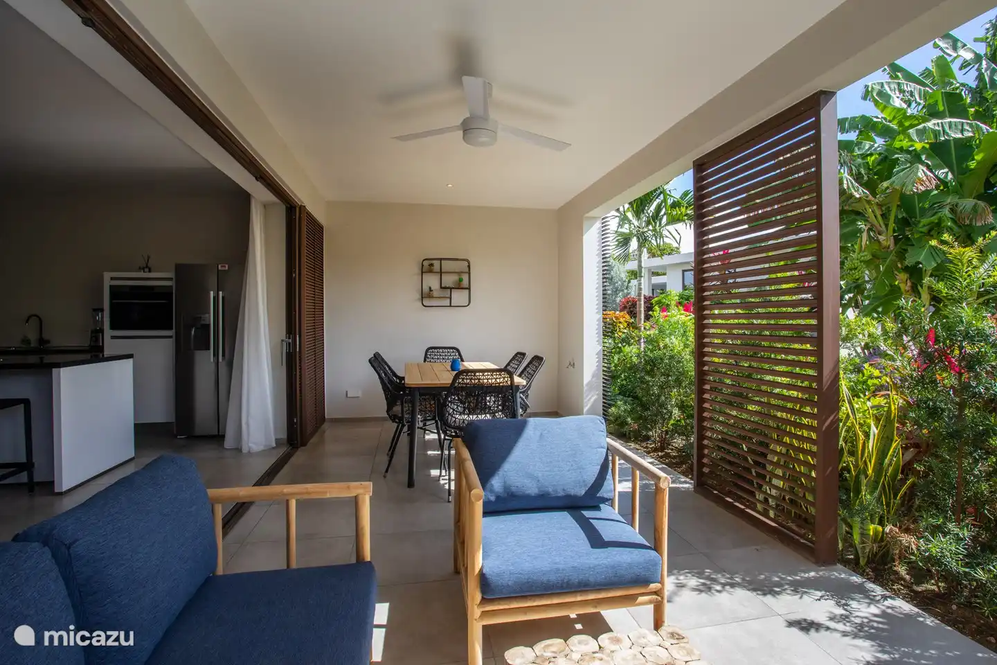 Terras met comfortabele loungeset en eettafel