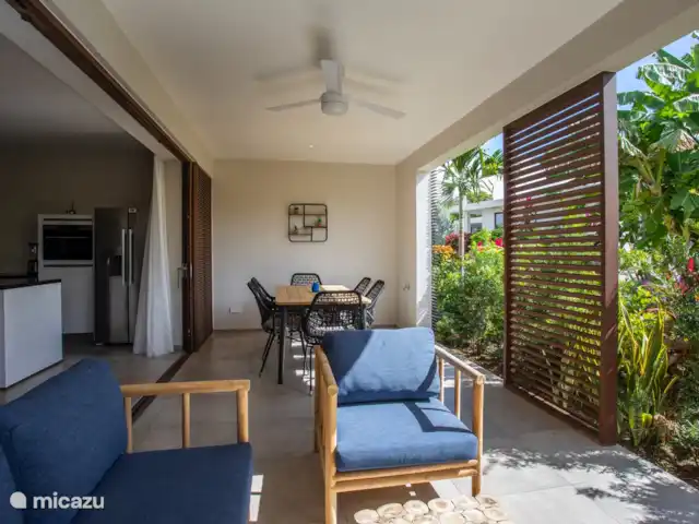 Jan Sofat LUX A09, rez-de-chaussée | Curaçao, Banda Ariba (est), Jan Sofat - appartement Terrasse avec salon confortable et table à manger