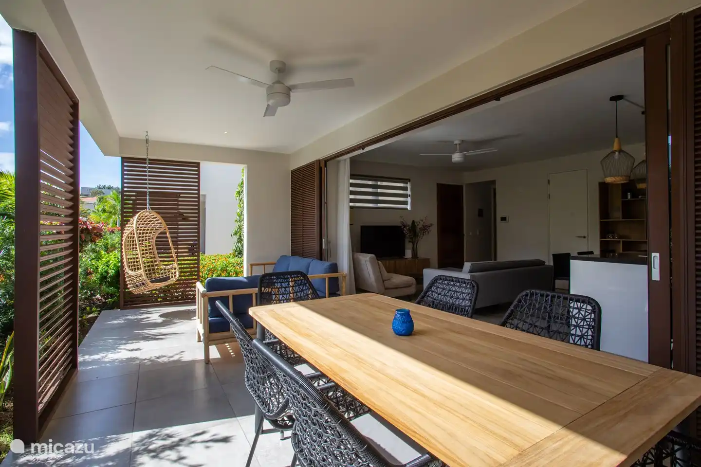 Terras met comfortabele loungeset en eettafel