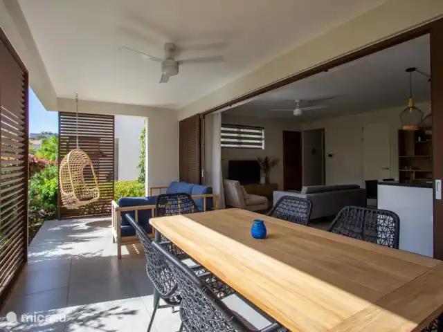 Jan Sofat LUX A09, rez-de-chaussée | Curaçao, Banda Ariba (est), Jan Sofat - appartement Terrasse avec salon confortable et table à manger