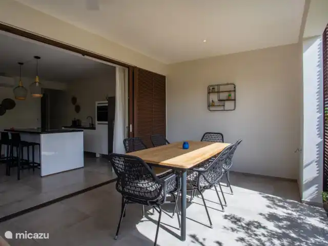 Jan Sofat LUX A09, rez-de-chaussée | Curaçao, Banda Ariba (est), Jan Sofat - appartement Terrasse avec table à manger