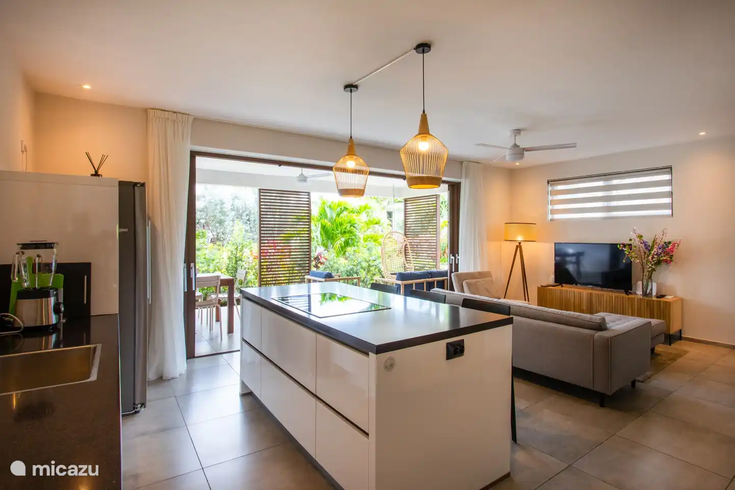 Woonkamer, keuken en terras, door de schuifdeuren loopt binnen en buiten naadloos over.