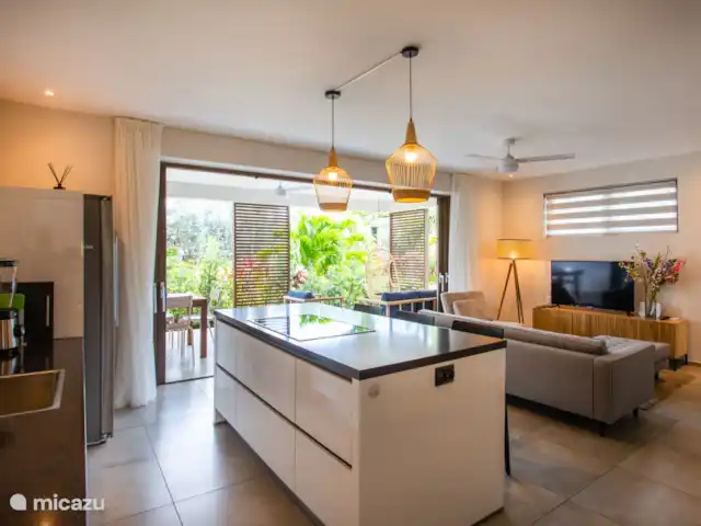 Jan Sofat LUX A09, rez-de-chaussée | Curaçao, Banda Ariba (est), Jan Sofat - appartement Salon, cuisine et terrasse, à travers les portes coulissantes, l'intérieur et l'extérieur coulent de manière transparente.