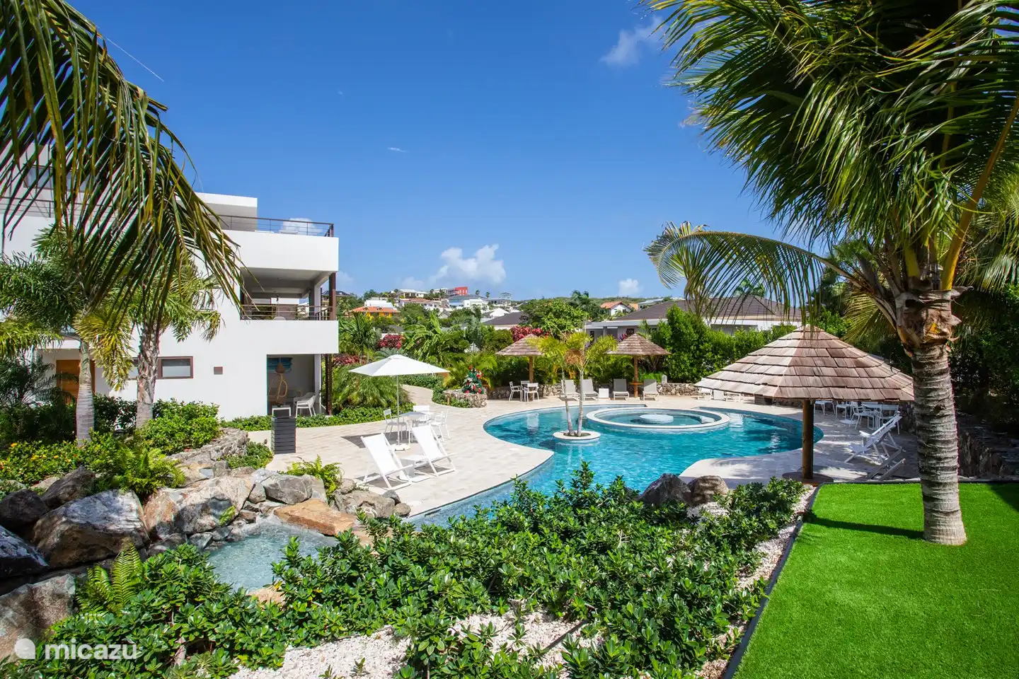 Zout water zwembad met ligstoelen