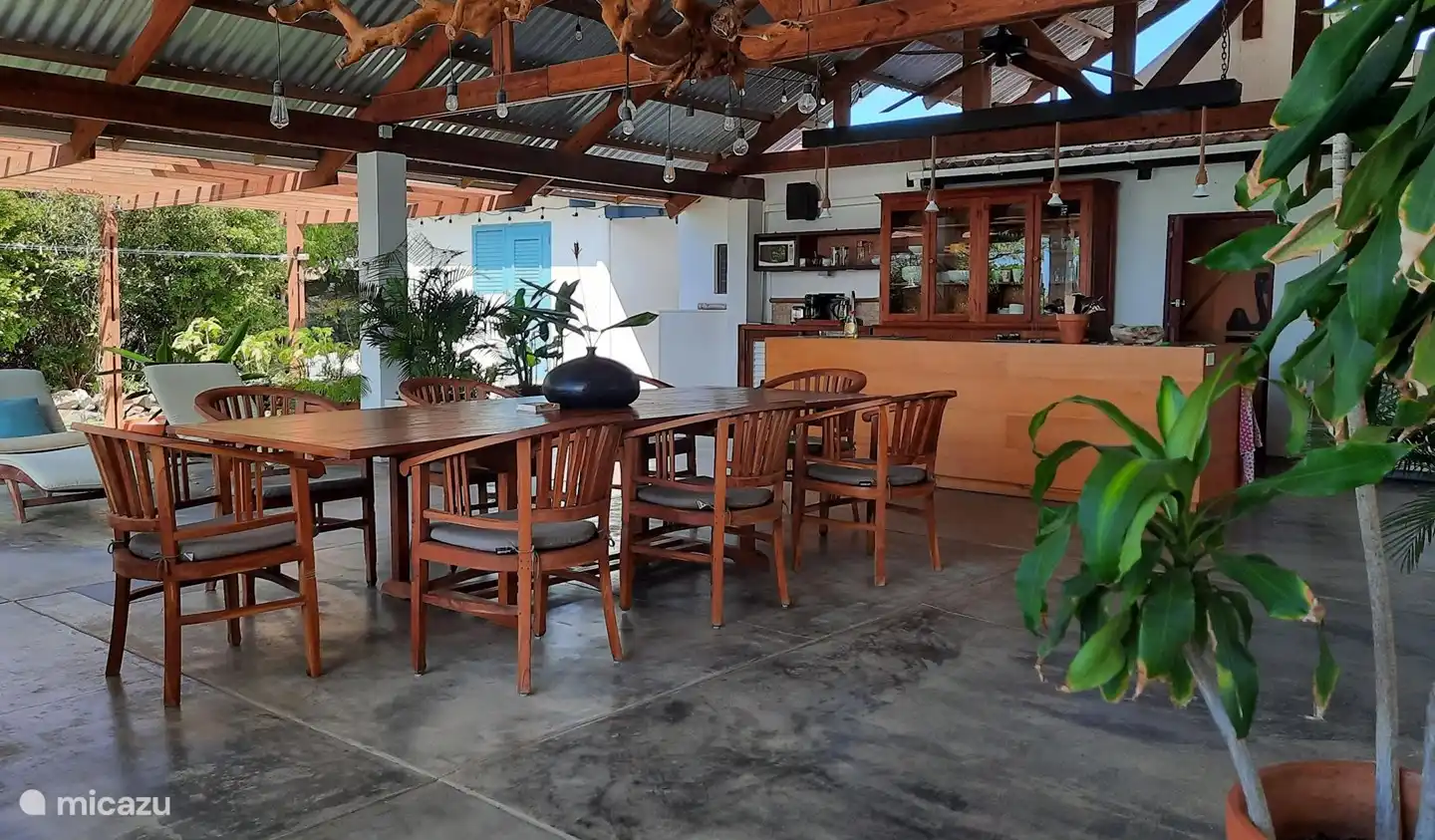 Overdekte porch met ruime tafel