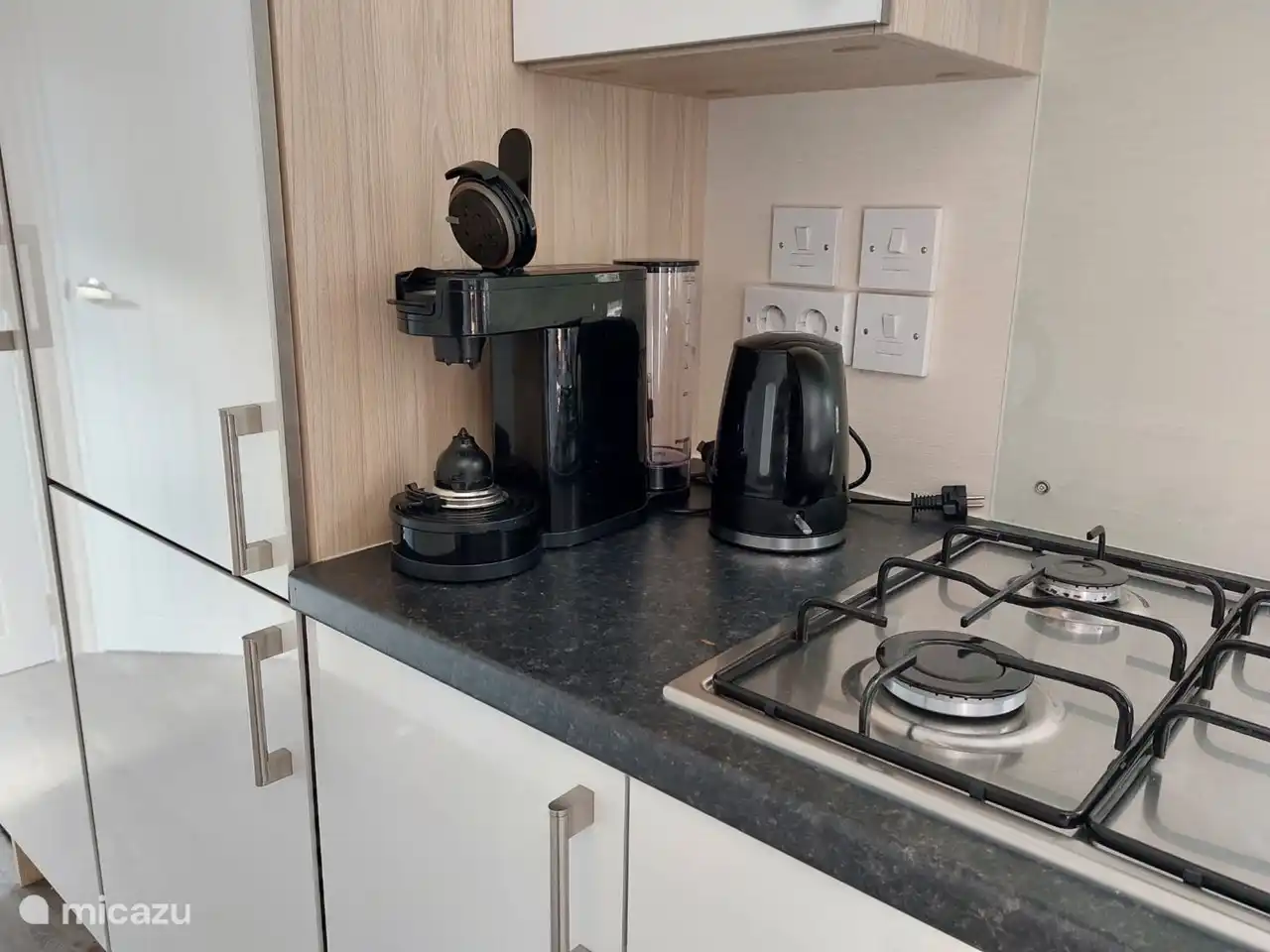 Kaffeemaschine und Wasserkocher. Die Kaffeemaschine eignet sich sowohl für Kaffeepads als auch für losen Kaffee.