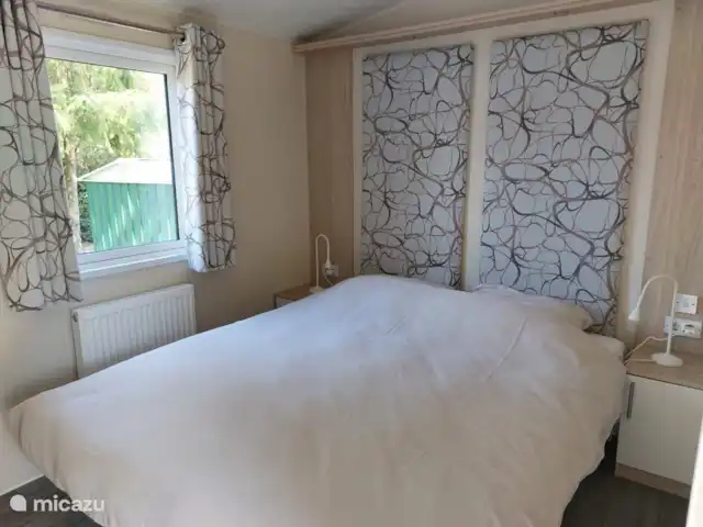 Chalet Veluws Profitez | Pays-Bas, Gueldre, Beekbergen - chalet Chambre avec un lit double, des deux côtés il y a une table de chevet avec une lampe de chevet. Vous pouvez choisir de faire faire les lits à votre arrivée ou d’apporter votre propre linge de lit.