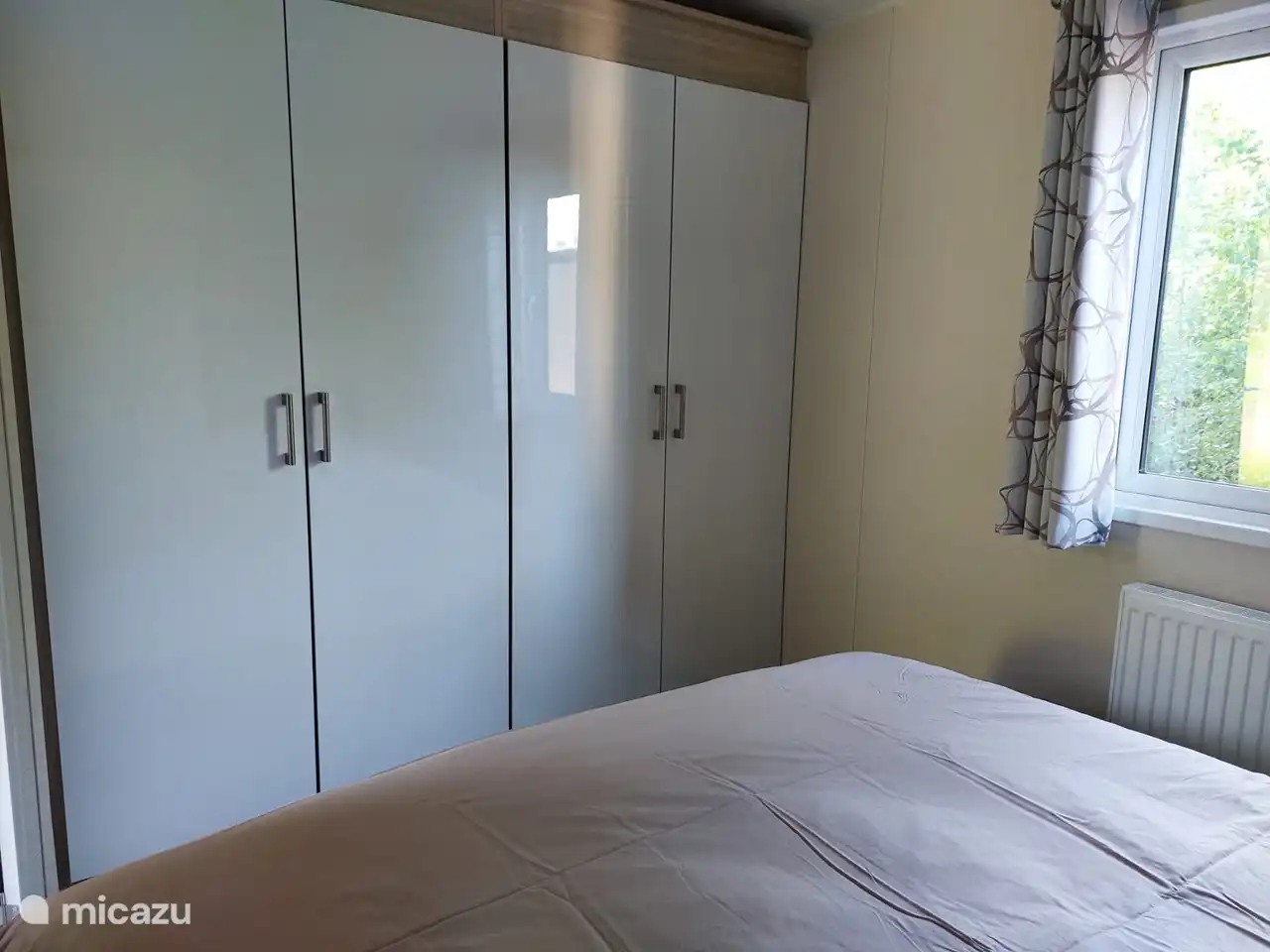 2 großzügige Kleiderschränke zum Hängen und Legen. Der Kleiderschrank verfügt über einen Ganzkörperspiegel und das Modem für das WLAN.