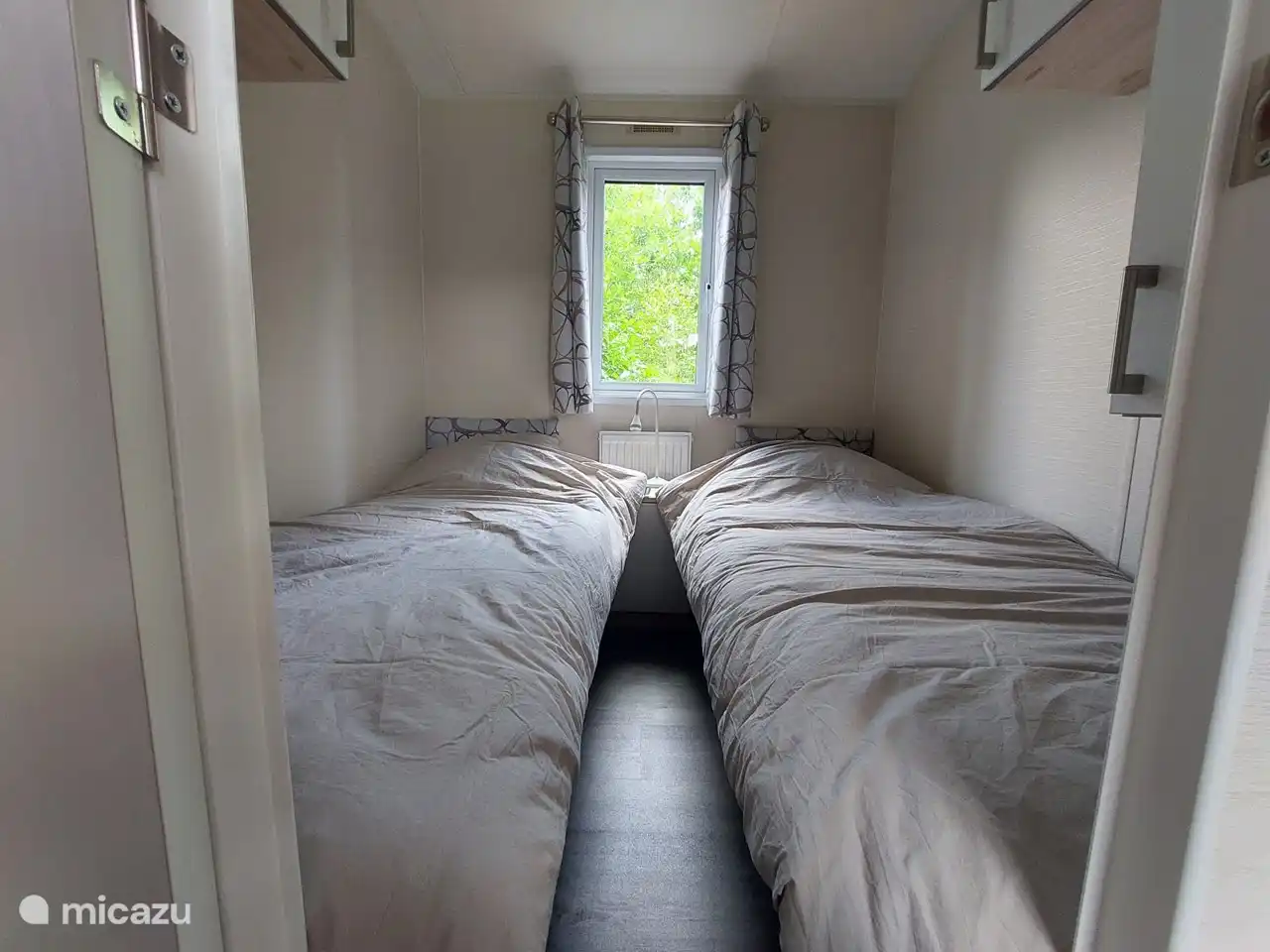 Schlafzimmer mit 2x einem Einzelbett. Auch hier sind bezogene Betten optional. Es gibt 2 dieser Schlafzimmer in unserem Chalet. Über beiden Betten befindet sich Schrankraum.