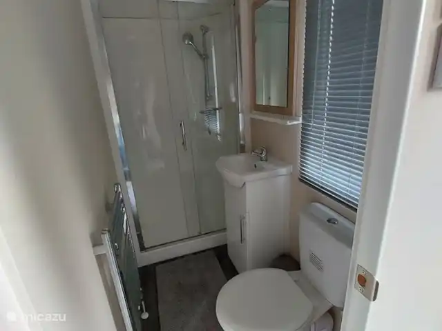 Chalet Veluws Profitez | Pays-Bas, Gueldre, Beekbergen - chalet Salle de bain avec douche, WC et lavabo. Sous l'évier se trouve un petit placard avec espace de rangement.
