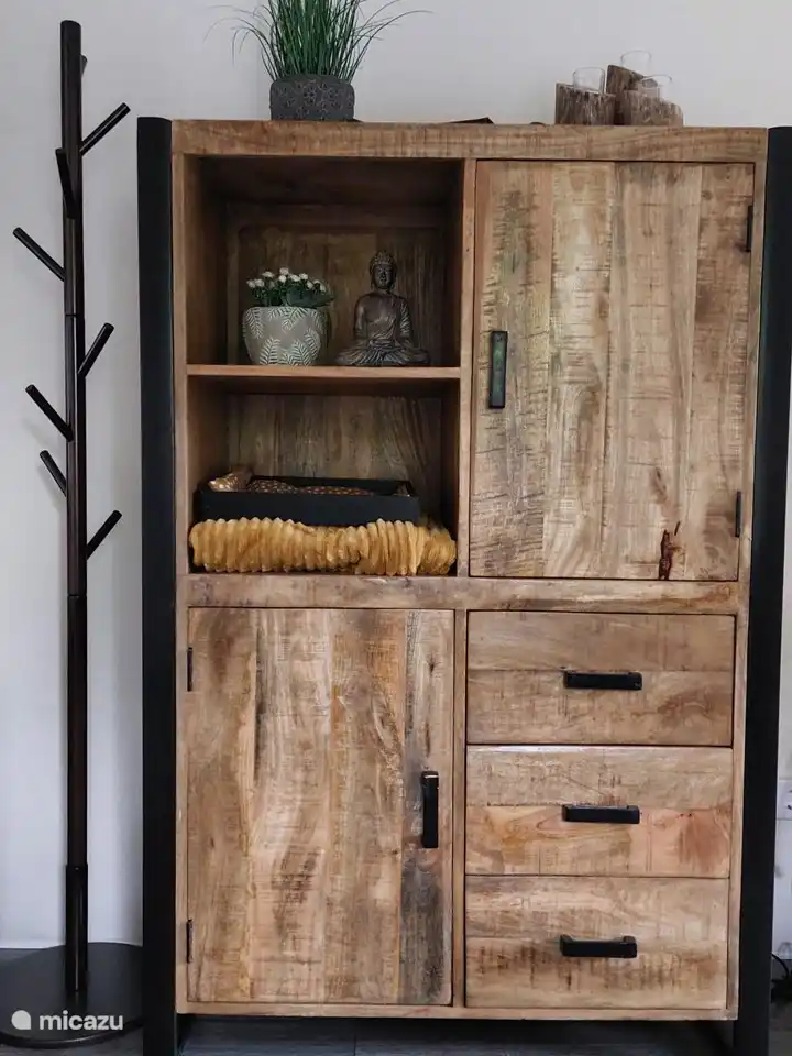 Buffetschrank mit Gläsern und Tellern. Für die Kinder finden Sie auch ein paar Spiele und Buntstifte.