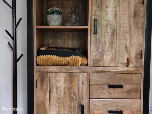 Chalet Veluws Profitez | Pays-Bas, Gueldre, Beekbergen - chalet Buffet avec verrerie et assiettes. Vous trouverez également quelques jeux et crayons pour les enfants.