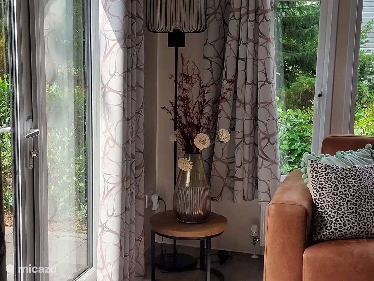 Zur Beleuchtung können Sie die Strahler einschalten, Sie können aber auch nur die dimmbaren Stimmungslampen nutzen.