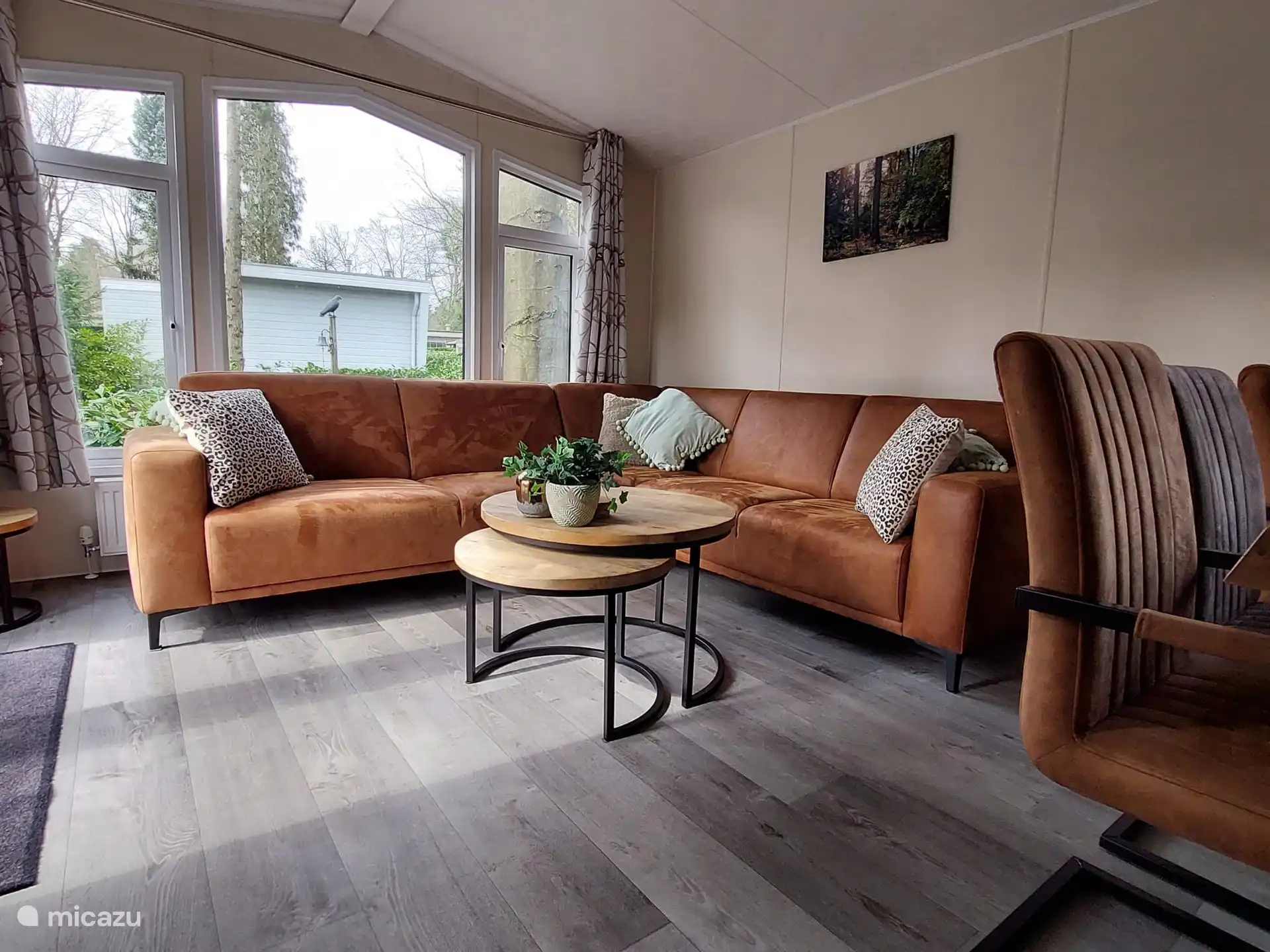 Unser gemütliches Wohnzimmer ist komplett ausgestattet.