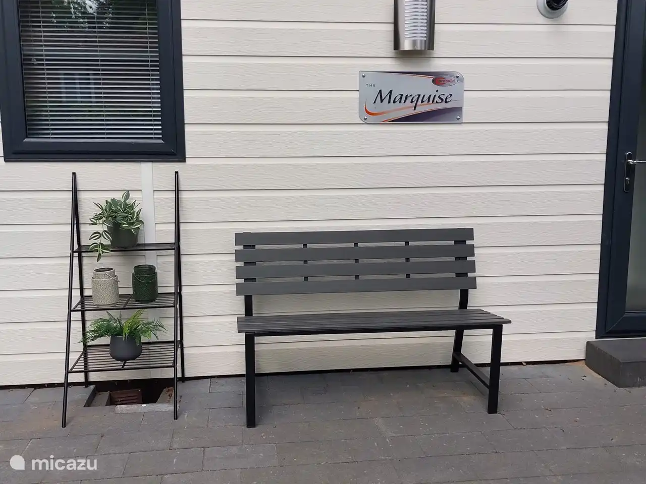 Setzen Sie sich auf die Bank und beginnen Sie den Tag ruhig mit einer schönen Tasse Kaffee oder Tee.