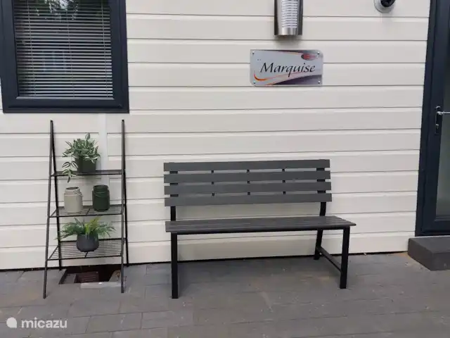Chalet Veluws Profitez | Pays-Bas, Gueldre, Beekbergen - chalet Asseyez-vous sur le banc et commencez la journée tranquillement avec une bonne tasse de café ou de thé.