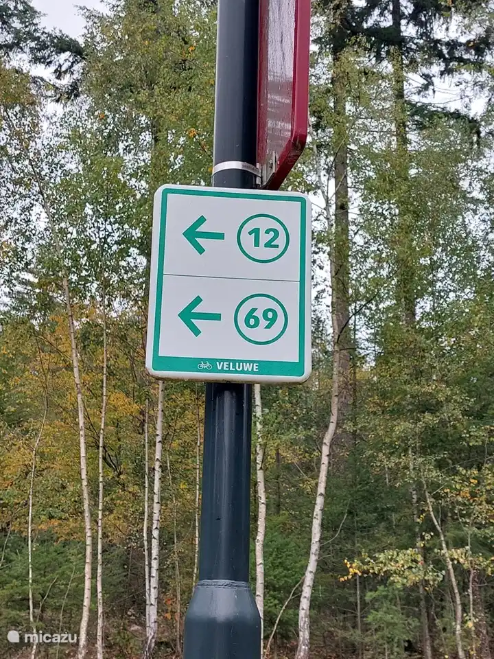 Sobald Sie den Campingplatz verlassen, können Sie bereits über die Abzweigungen spazieren gehen.