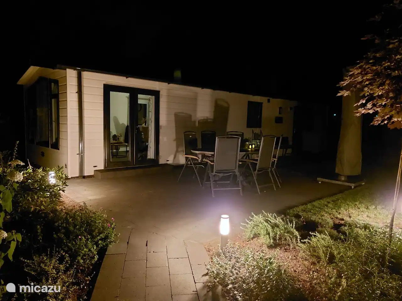 Abends genießen Sie lange Zeit draußen in unserem stimmungsvoll beleuchteten Garten.