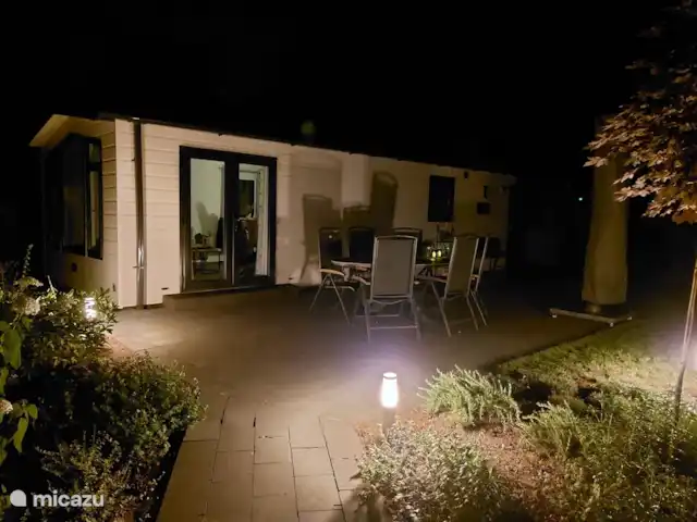 Chalet Veluws Profitez | Pays-Bas, Gueldre, Beekbergen - chalet Le soir, profitez d'un long moment à l'extérieur dans notre jardin joliment éclairé.