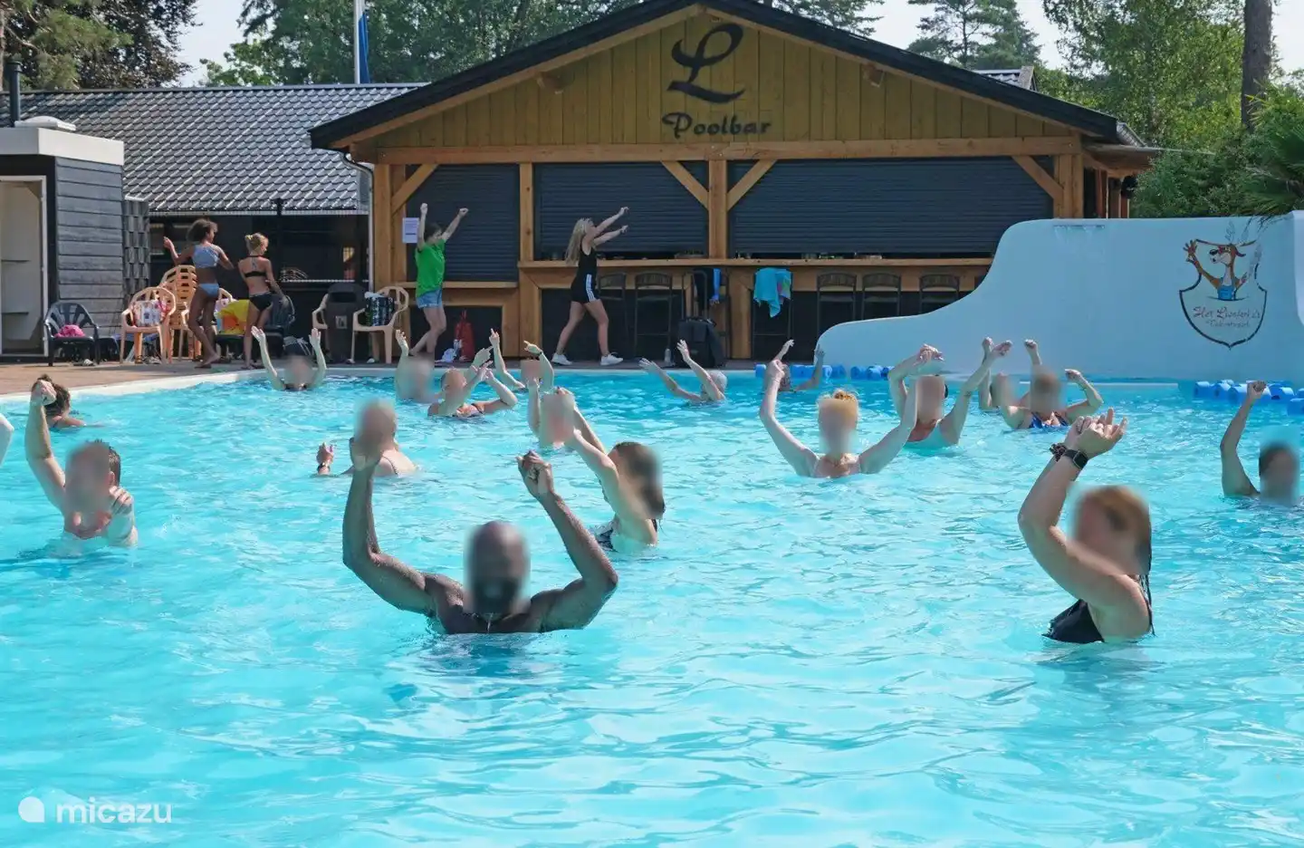 In den Sommerferien können Sie fast jeden Tag mit Wassergymnastik sportlich in den Tag starten.