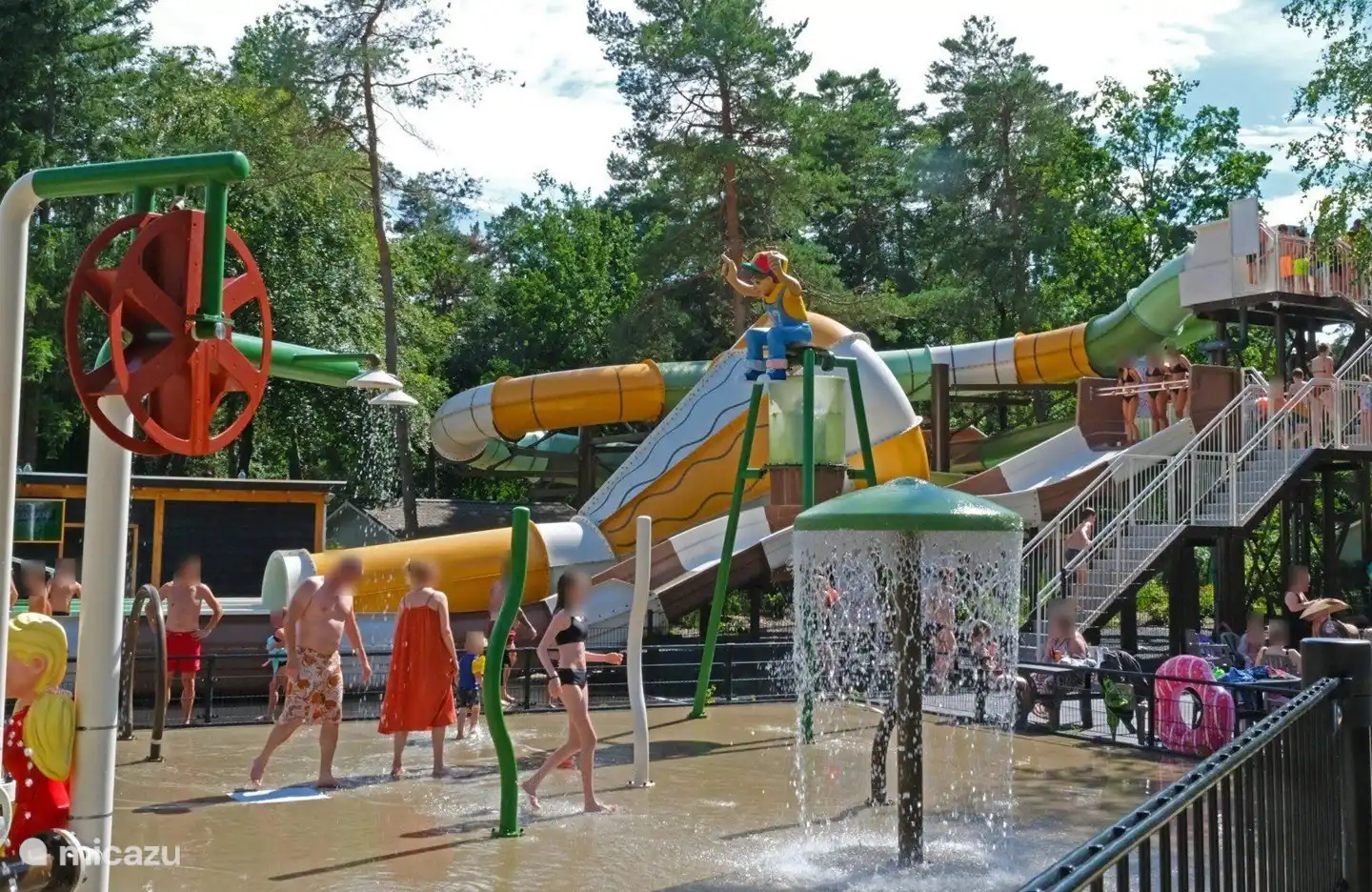 Kühlen Sie sich im Spraypark ab.