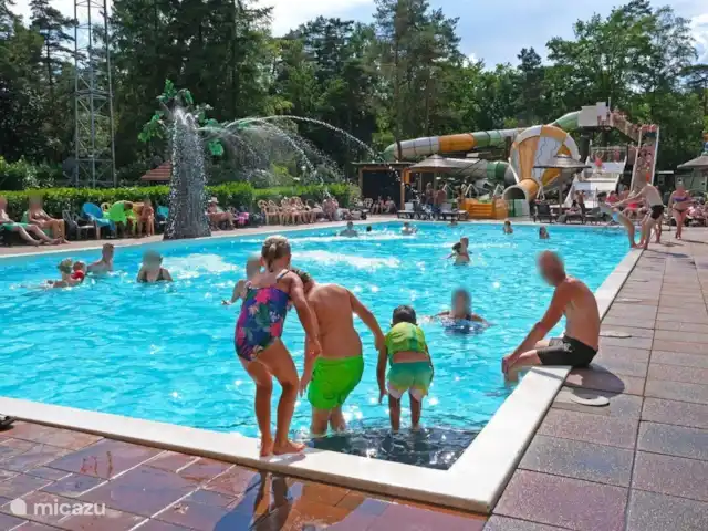 Chalet Veluws Profitez | Pays-Bas, Gueldre, Beekbergen - chalet La piscine extérieure du parc de vacances est chauffée à 20 degrés minimum.