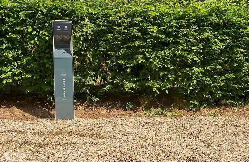 Auf dem zentralen Parkplatz am Haupteingang können Sie Ihr Elektroauto aufladen.