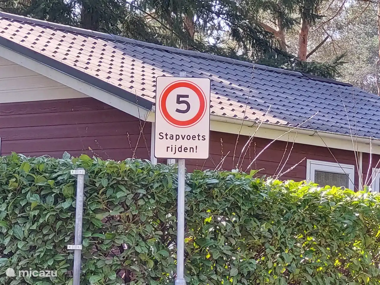 Die Hauptwege des Campingplatzes, die mit dem Auto erreichbar sind, erfordern ein Gehen im Schritttempo.