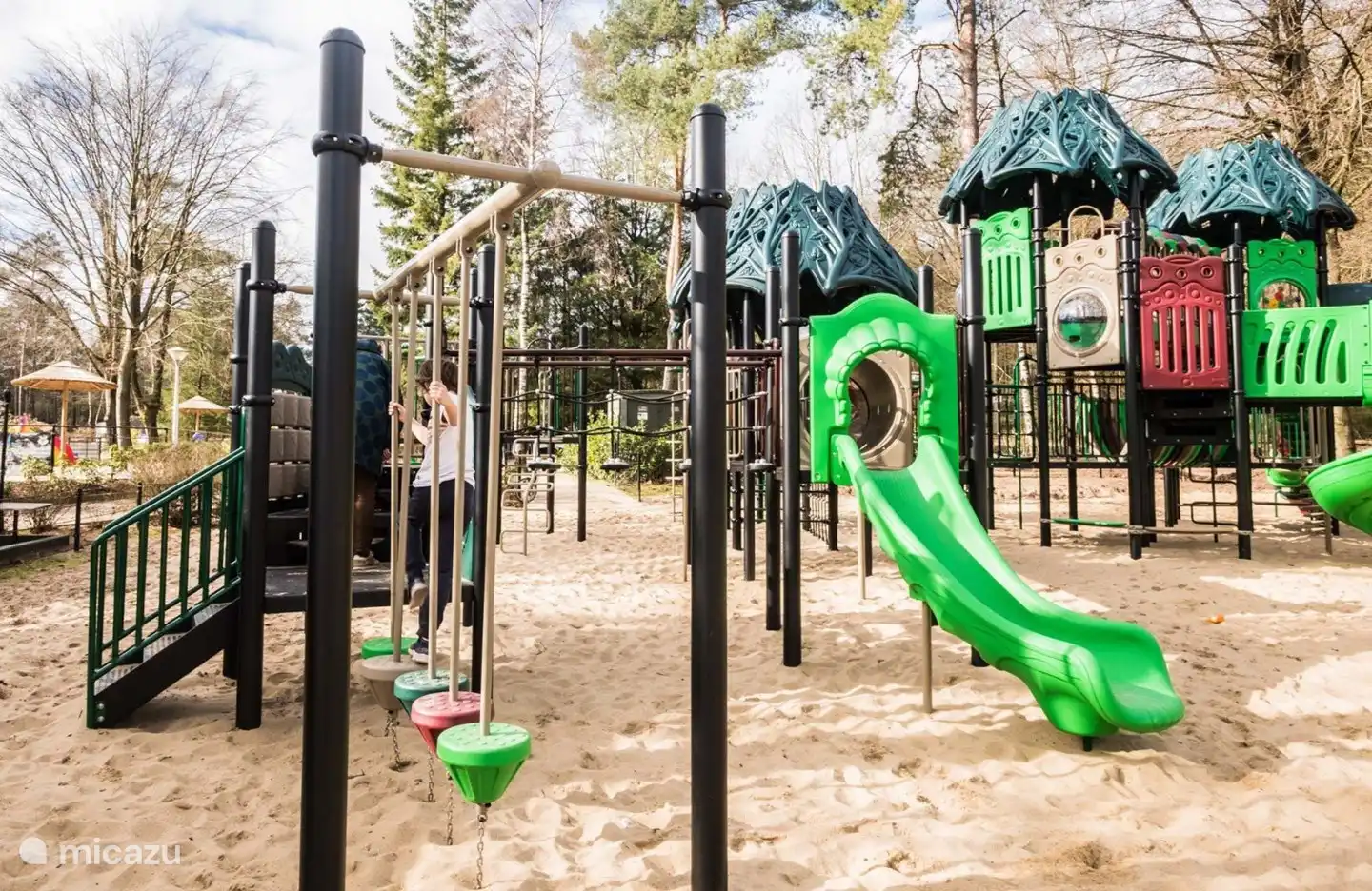 Der Spielplatz liegt in der Nähe der Terrasse und des Swimmingpools.