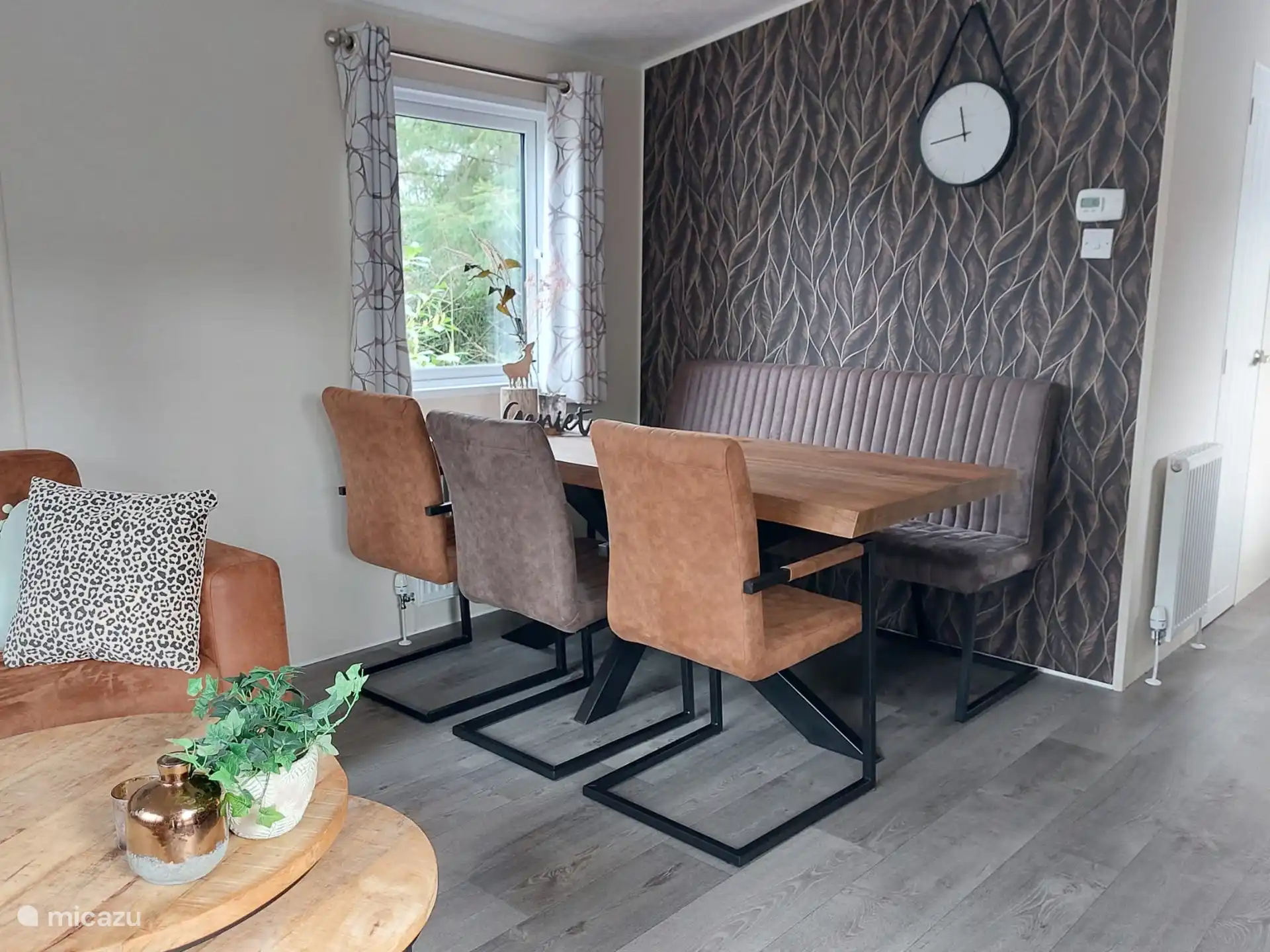 Der Essbereich verfügt über ein 3-Personen-Sofa und 3 separate Stühle.