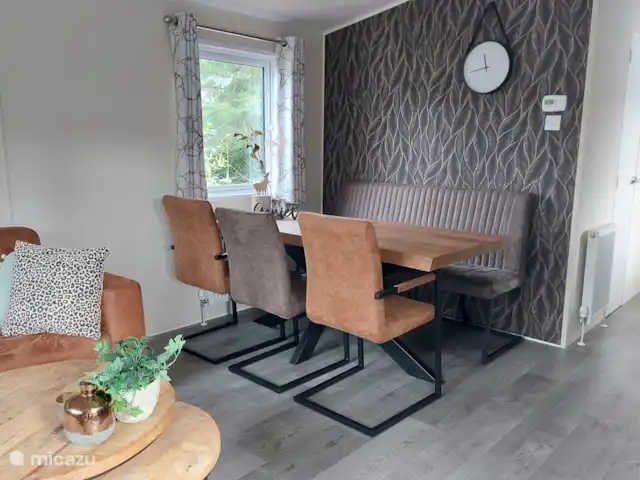 Chalet Veluws Profitez | Pays-Bas, Gueldre, Beekbergen - chalet Le coin repas dispose d'un canapé 3 personnes et de 3 chaises séparées.