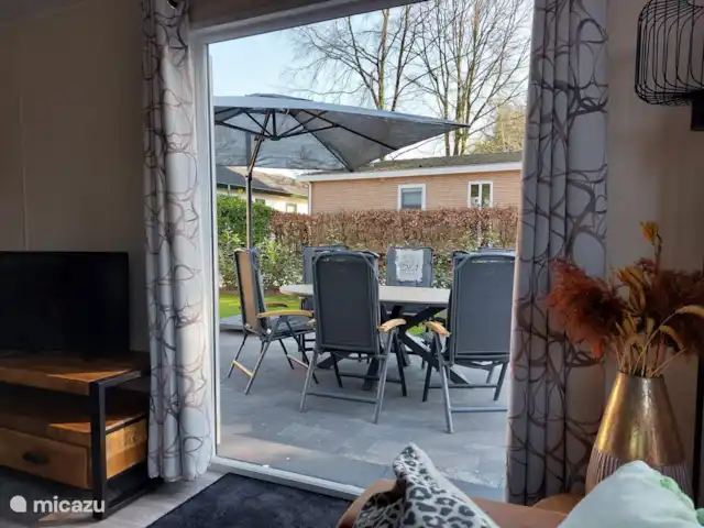 Chalet Veluws Profitez | Pays-Bas, Gueldre, Beekbergen - chalet Passez les portes-fenêtres sur la terrasse, où un salon de jardin pour 6 personnes et un grand parasol sont prêts.