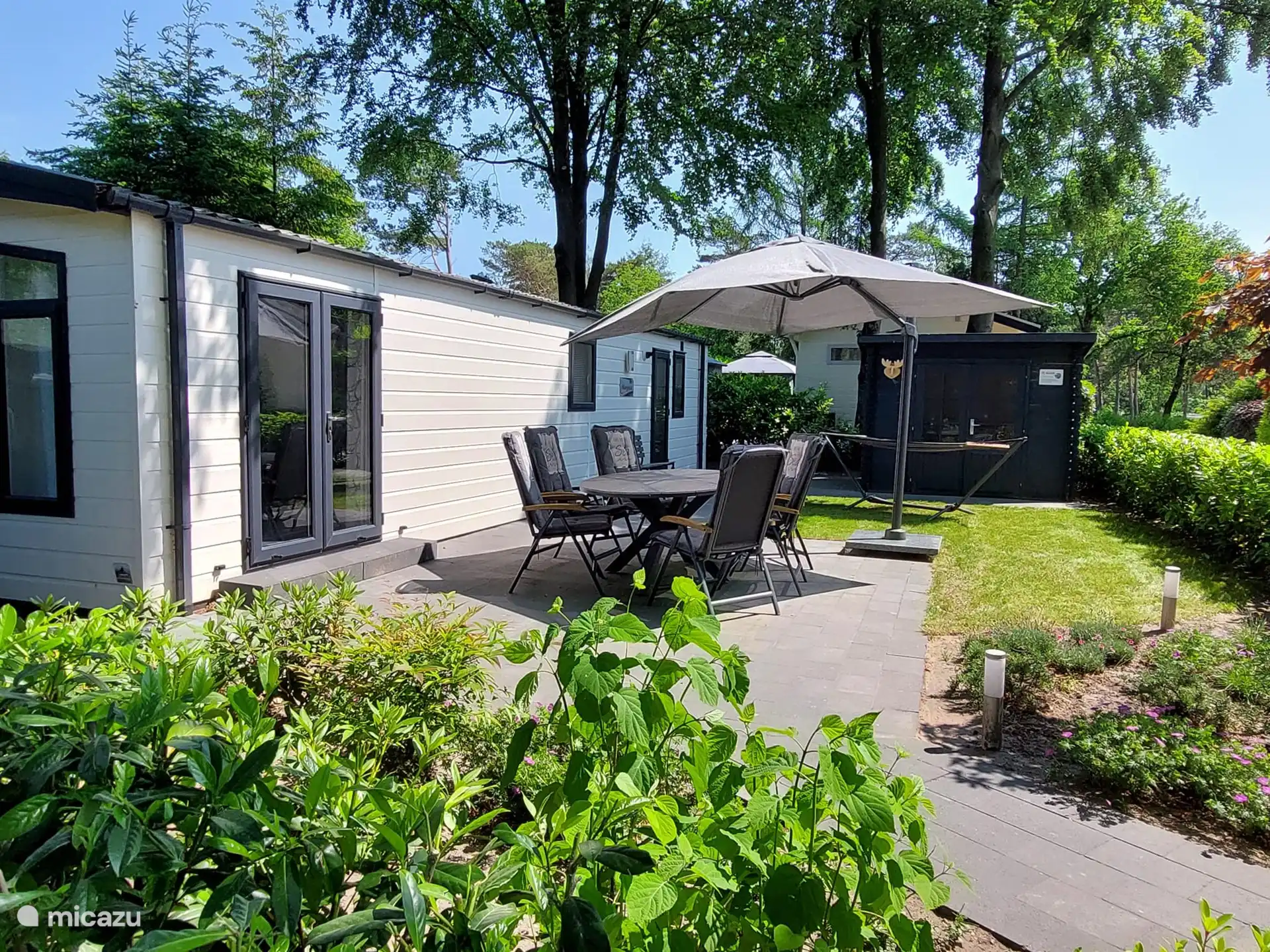 Nehmen Sie Platz auf unserer Terrasse und entscheiden Sie mithilfe des dreh-, neig- und beweglichen Sonnenschirms, wo Sie Schatten spenden möchten.