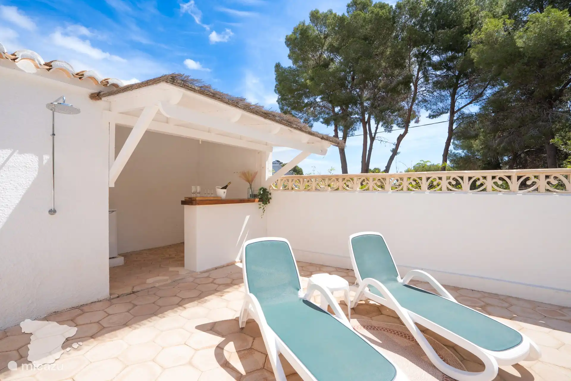 Außenbar mit Sonnenliegen