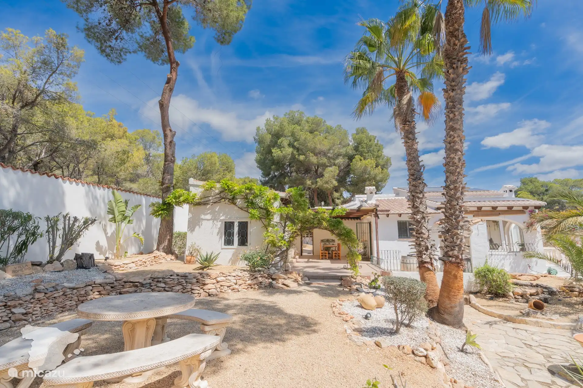 Idyllischer mediterraner Garten