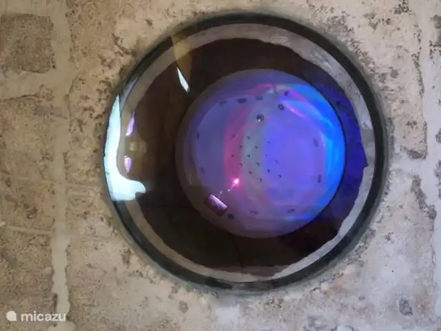 apartamento en Italia, Apulia, Ostuni – Amarcord spa privado Ostuni Vista al jacuzzi desde el dormitorio.