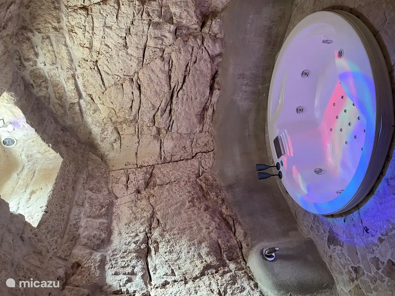 Whirlpool mit Farbtherapie