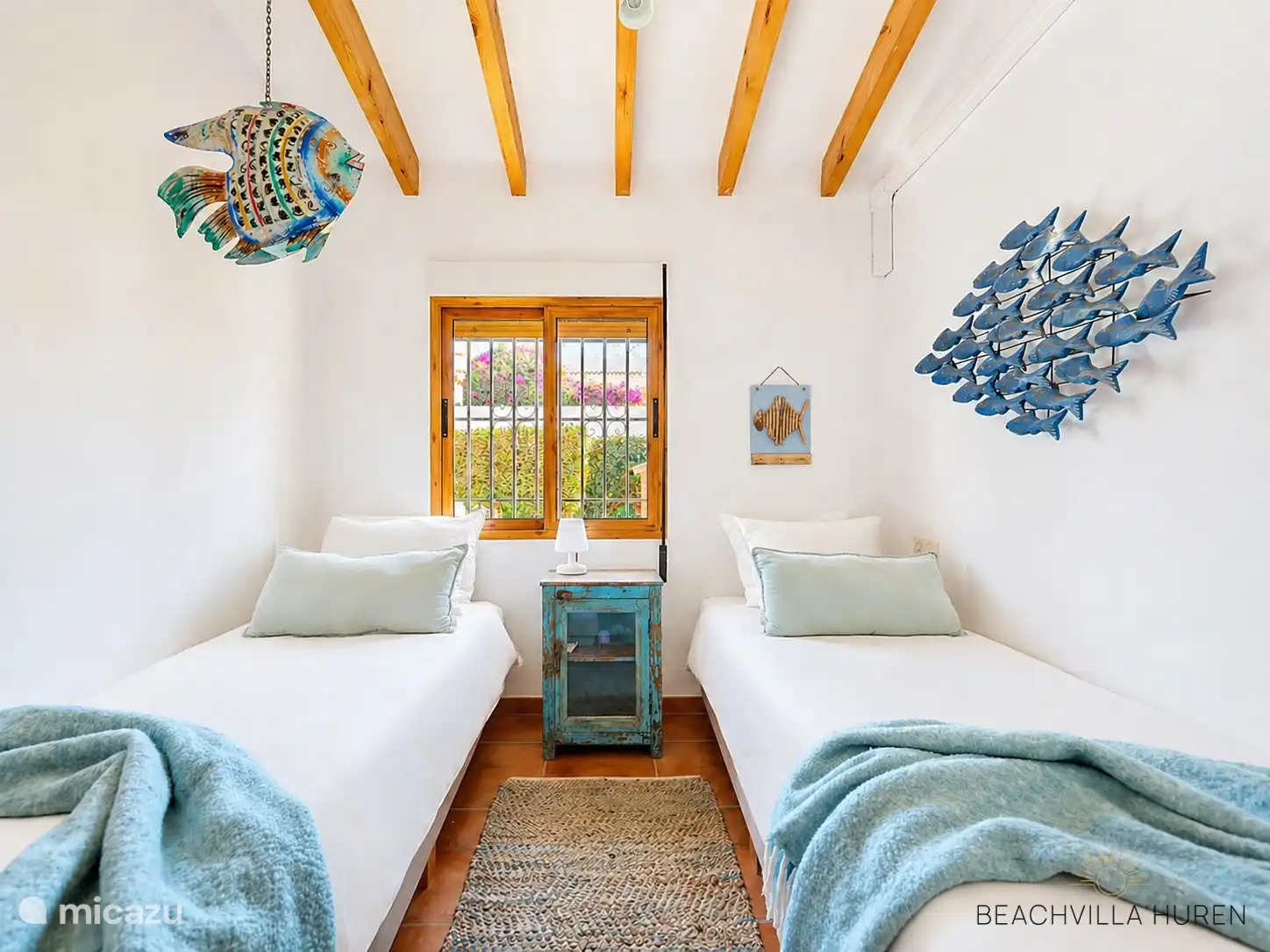 Bedroom with 2 single beds