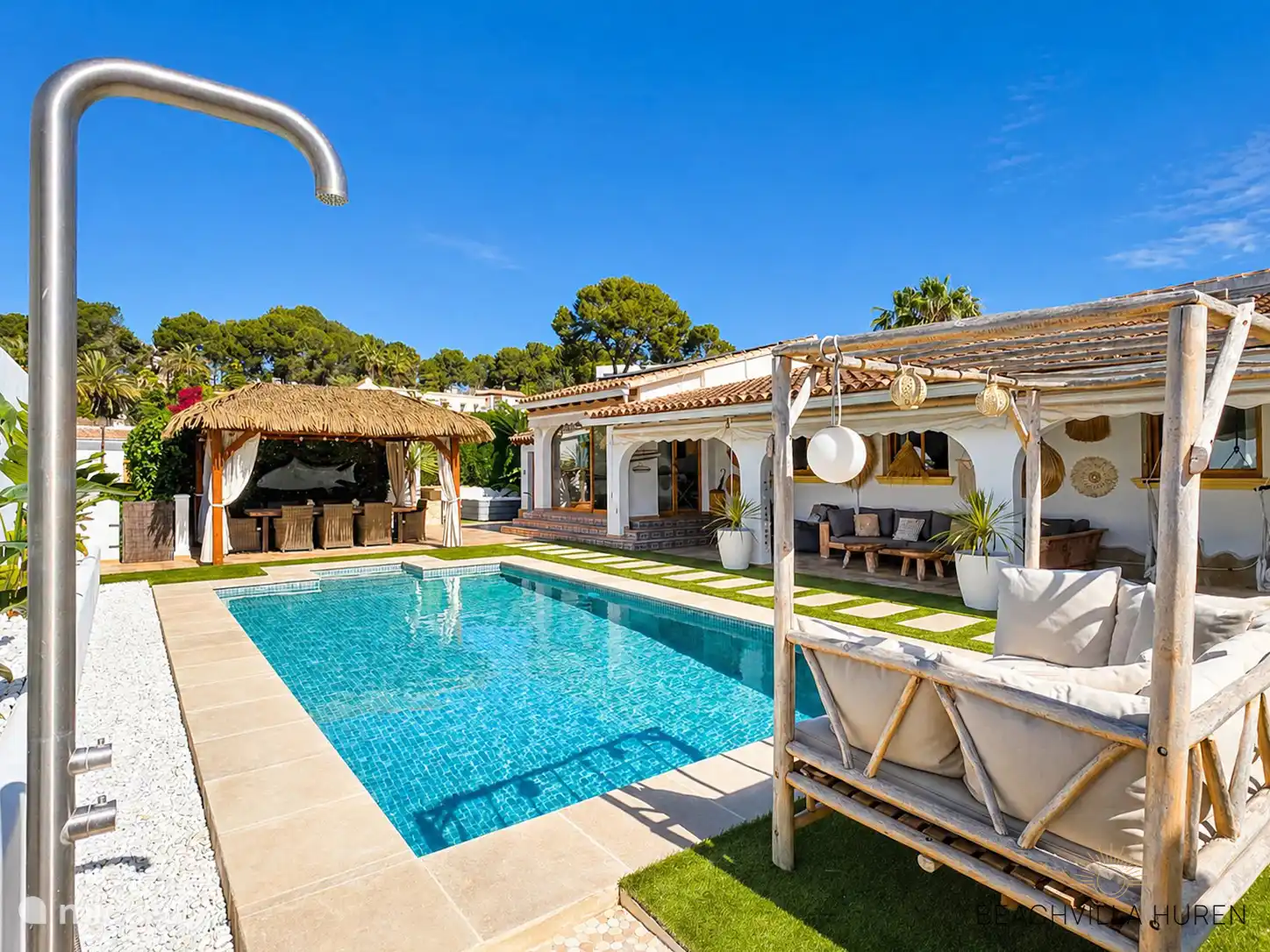 Heated swimming pool with outdoor shower