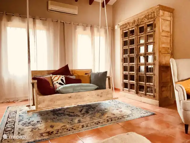 Luxury Lounge Villa Moraira Beach huren in Spanje, Costa Blanca, Moraira - villa Heerlijke schommelbank in de woonkamer naast de antieke boekenkast met groot assortiment boeken.