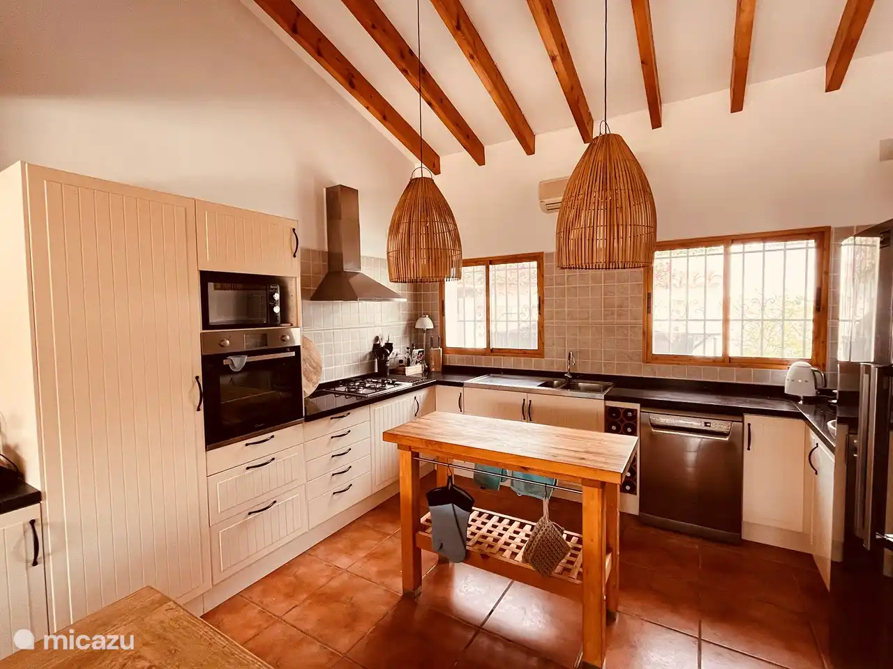 Voll ausgestattete Küche mit großem Kühlschrank und Gefrierschrank.