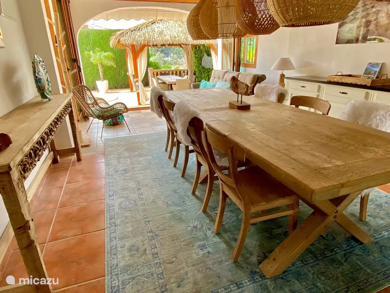 Die Front lässt sich über die gesamte Küchenbreite aufschieben.