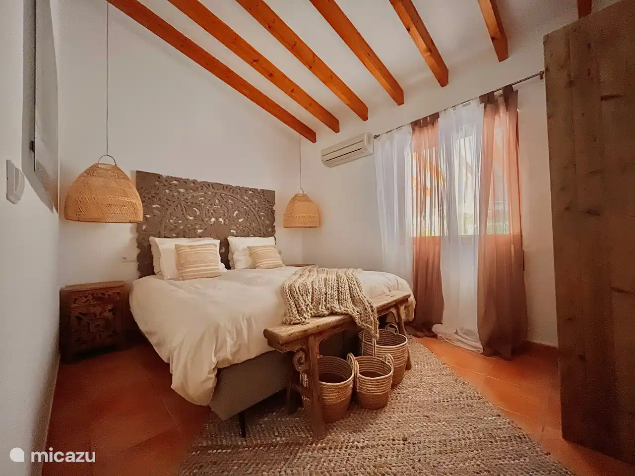 Das Ibiza-Zimmer mit einem großzügigen Pullman-Boxspringbett von 2,10 x 1,80 m.