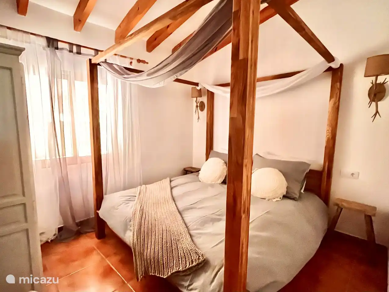 Das Himmelbettzimmer mit einem großen bequemen Doppelbett (2,00 x 1,80 m).