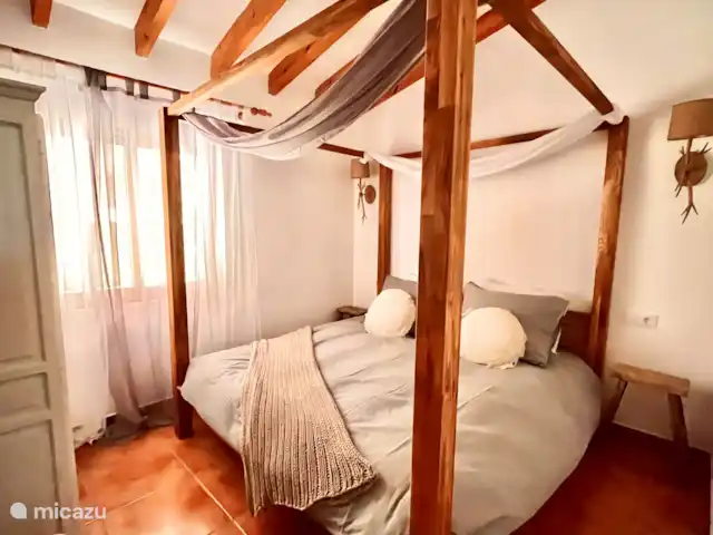 Luxury Lounge Villa Moraira Beach huren in Spanje, Costa Blanca, Moraira - villa De hemelbedkamer met groot comfortabel 2 persoonsbed (2.00 x 1.80m).