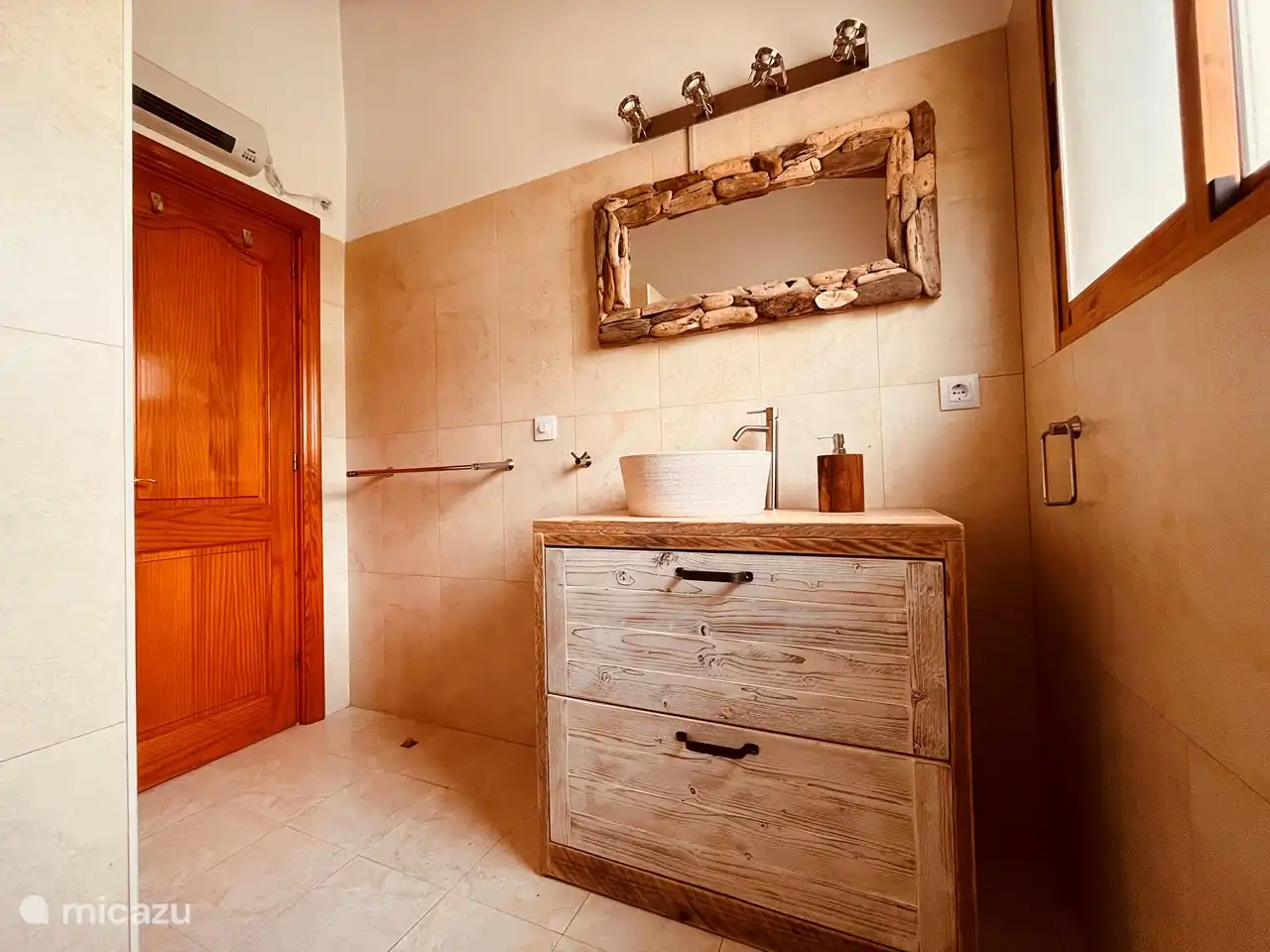 Attraktive Badezimmer, insgesamt 3.