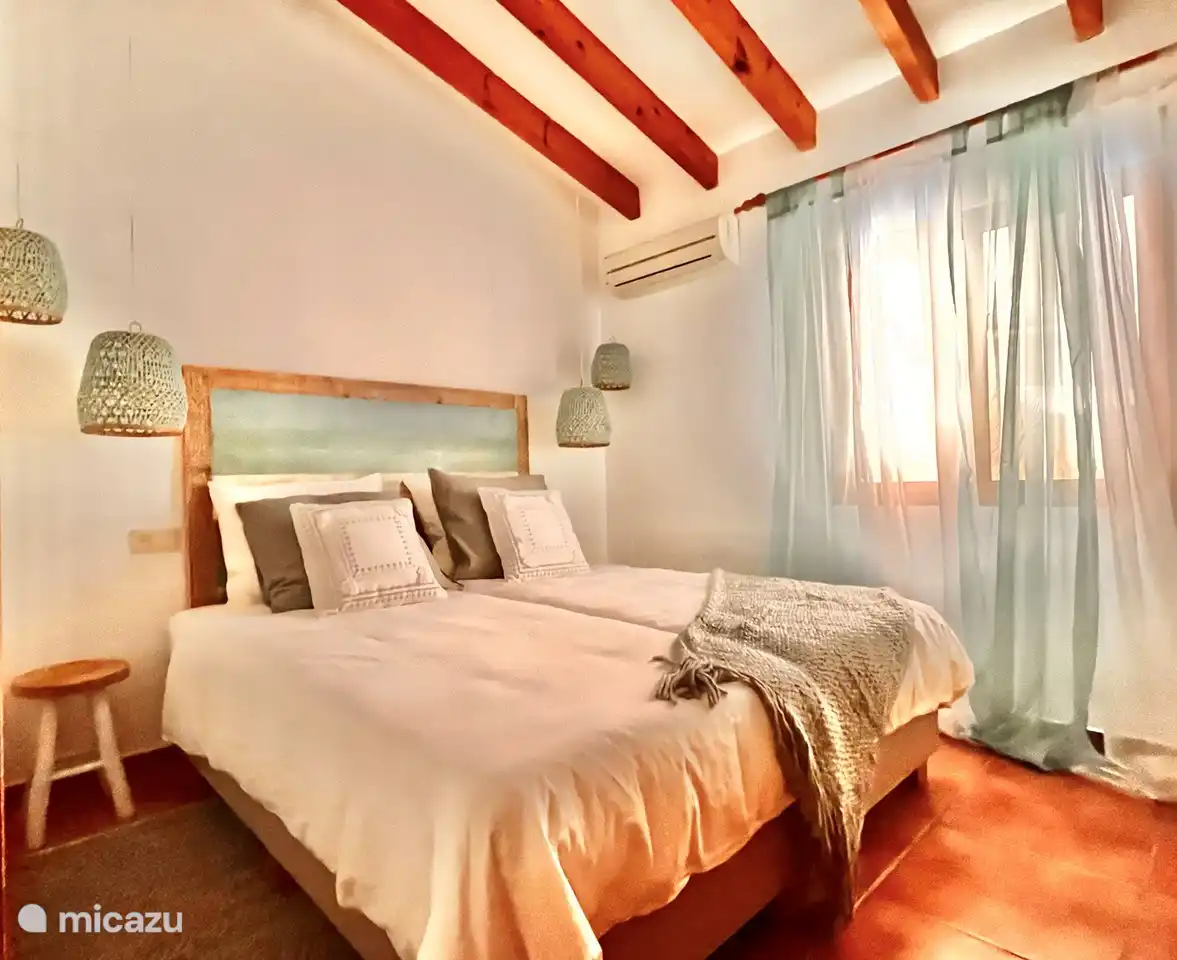 Strandzimmer mit 2 bequemen Betten (2,00 x 0,90 m).