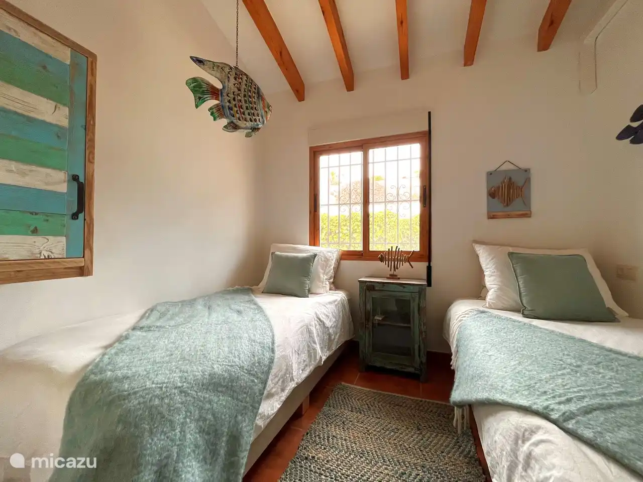 Das große Meereszimmer mit 2 bequemen Einzelbetten (2,00 x 0,90 m).